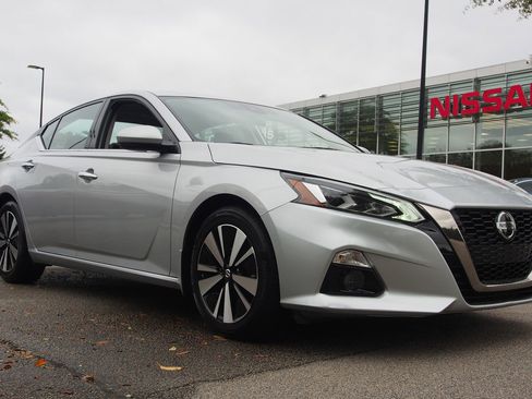 Used 2022 Nissan Altima 2.5 SL image 1