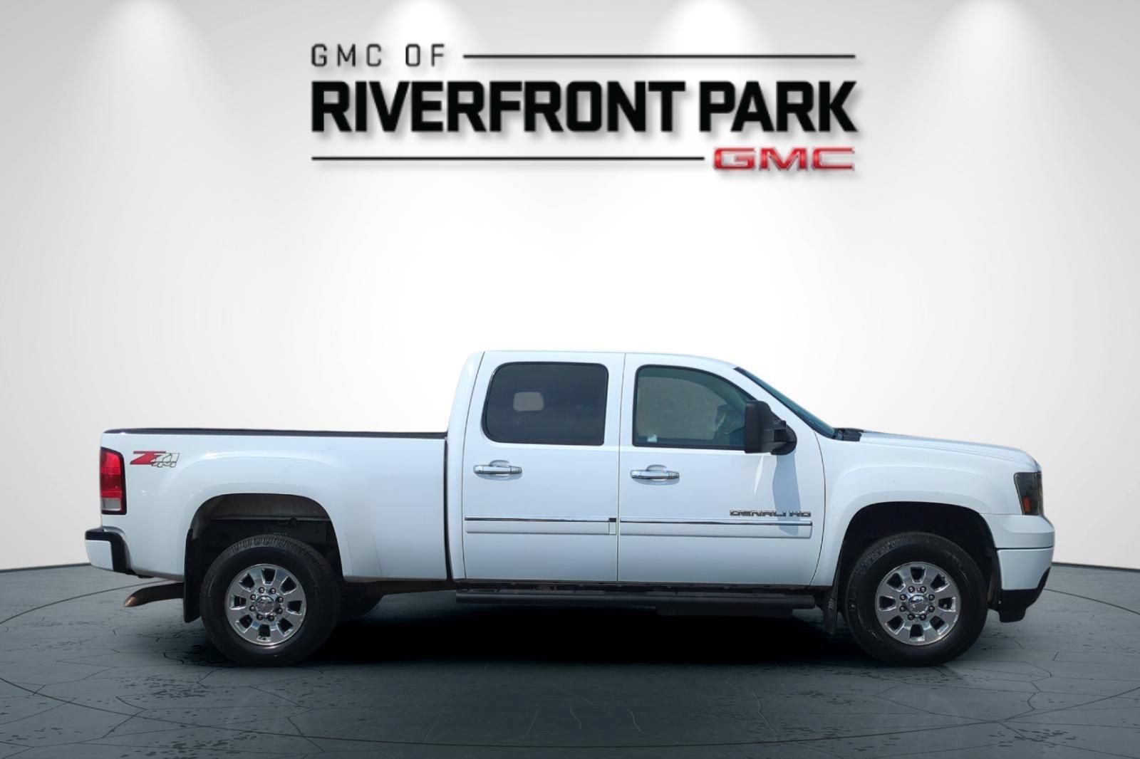 Used 2014 GMC Sierra 2500 Denali AWD/4WD image 2