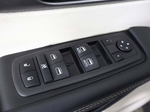 Used 2023 Chrysler Pacifica Touring-L FWD image 39