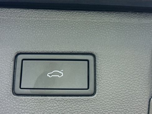 Used 2023 Volkswagen Atlas SE image 30