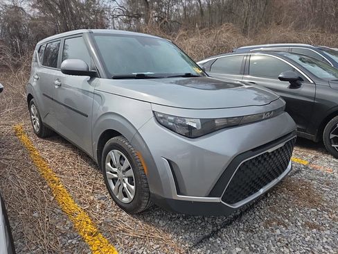 Used 2023 Kia Soul LX image 3