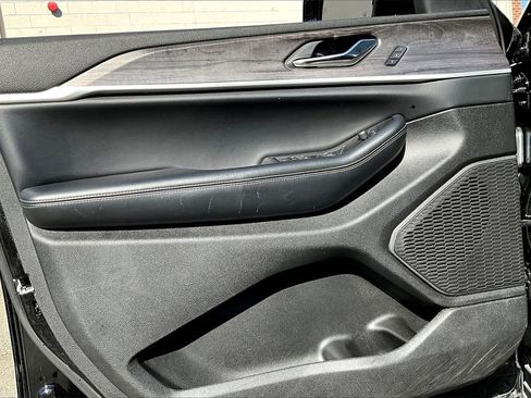 Certified 2024 Jeep Grand Cherokee Limited image 25