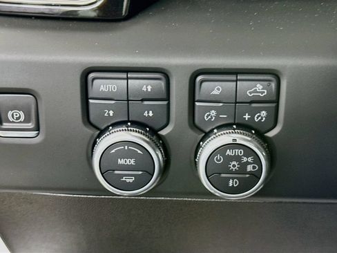 Used 2024 GMC Sierra 2500 AT4 w/ AT4 Premium Plus Package AWD/4WD image 10