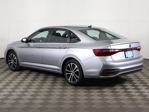 Used 2025 Volkswagen Jetta Sport image 8