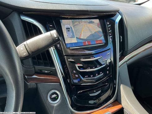 Used 2019 Cadillac Escalade Luxury RWD image 16