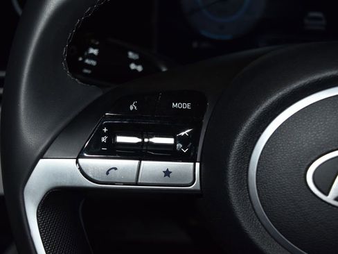 Used 2025 Hyundai Elantra Limited image 9