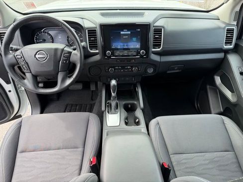 Used 2024 Nissan Frontier SV w/ SV Convenience Package RWD image 2
