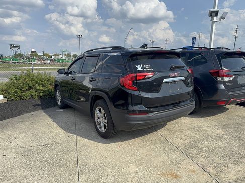Used 2018 GMC Terrain SLE w/ Driver Convenience Package FWD image 2