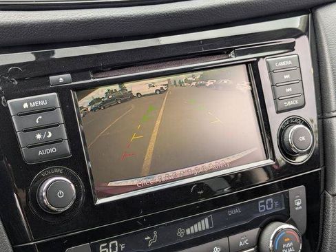 Used 2018 Nissan Rogue SV AWD/4WD image 18