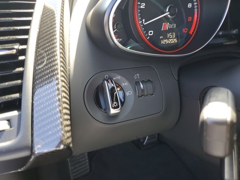 Used 2015 Audi R8 V10 w/ Full Leather Package image 23