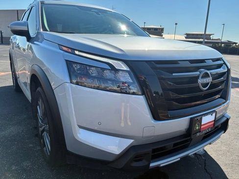 Certified 2025 Nissan Pathfinder SL w/ SL Premium Package FWD image 8