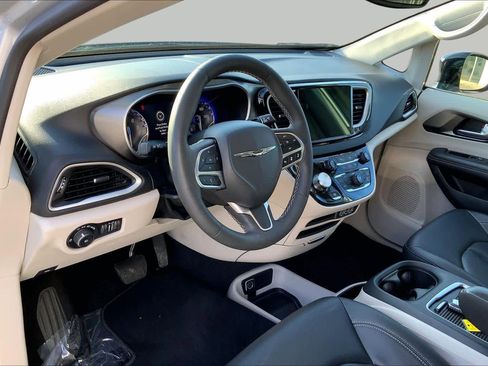 Used 2024 Chrysler Pacifica Touring-L FWD image 17