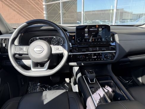 Used 2025 Nissan Pathfinder SL w/ SL Premium Package FWD image 16
