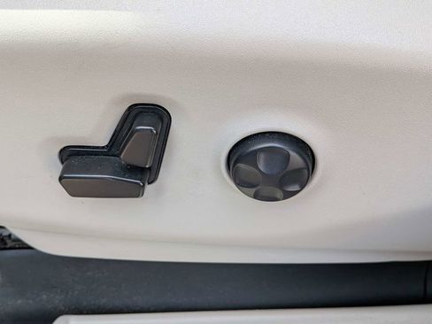 Used 2021 Chrysler Voyager Lxi FWD image 18