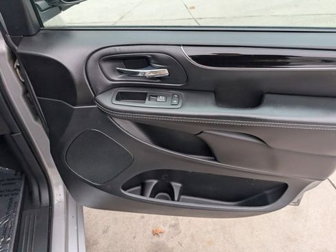 Used 2017 Dodge Grand Caravan SE image 23
