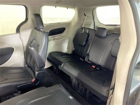 Used 2019 Chrysler Pacifica Touring-L image 30