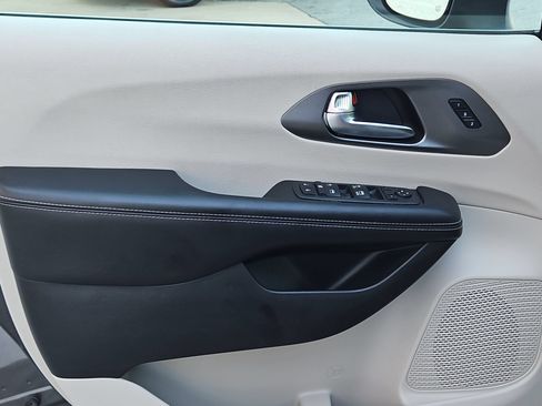 Used 2023 Chrysler Pacifica Touring-L FWD image 18