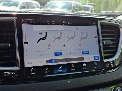 Used 2024 Chrysler Pacifica Touring-L FWD image 16