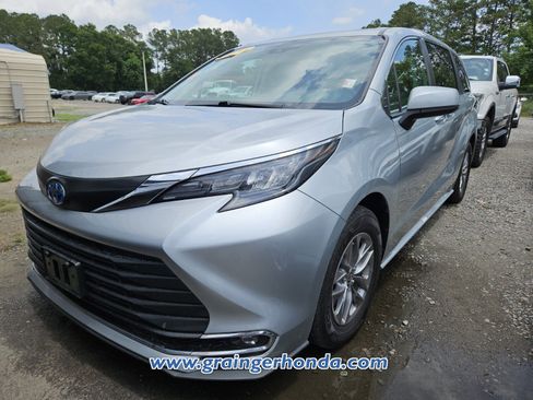 Used 2024 Toyota Sienna XLE FWD image 2