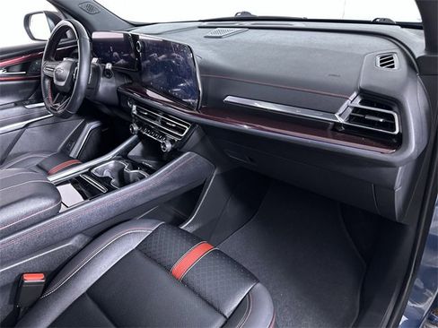 Used 2024 Chevrolet Traverse RS image 30