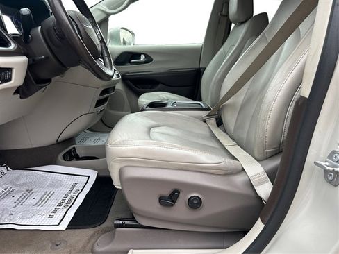 Used 2021 Chrysler Pacifica Touring-L image 45