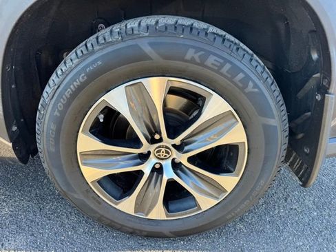 Used 2023 Toyota Highlander XLE image 11