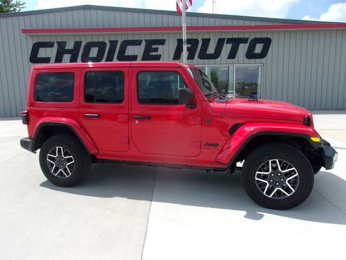 Used 2025 Jeep Wrangler Unlimited Sahara AWD/4WD image 2
