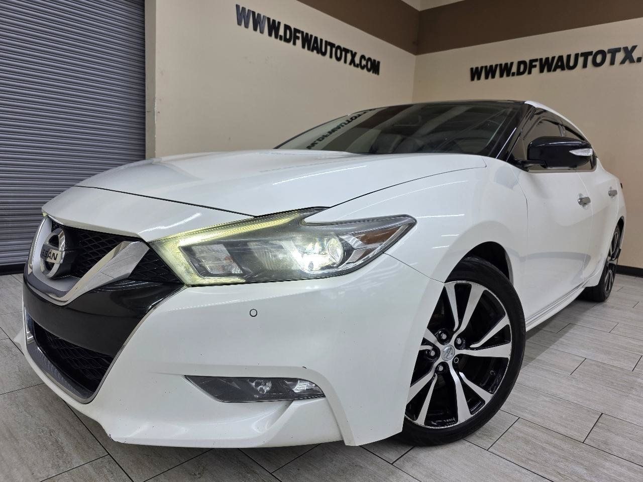 Used 2017 Nissan Maxima Platinum w/ Interior Lighting Package FWD image 1