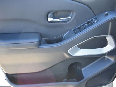 Used 2025 Nissan Frontier SV image 11