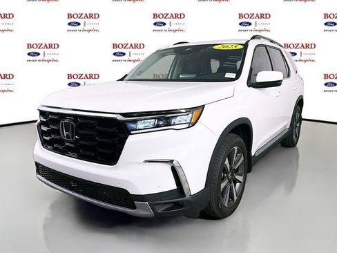 Used 2025 Honda Pilot Touring image 4