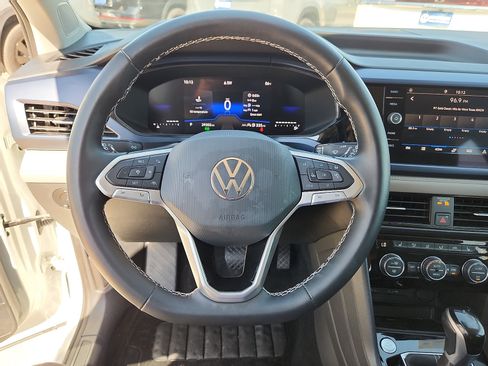 Used 2024 Volkswagen Taos SE w/ MDO Package FWD image 16