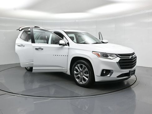 Used 2018 Chevrolet Traverse Premier w/ Driver Confidence II Package FWD image 32