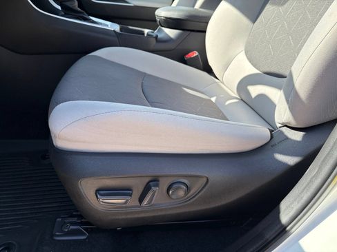Used 2022 Toyota RAV4 XLE FWD image 27