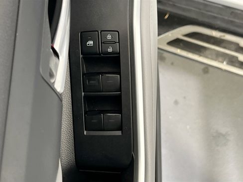 Used 2021 Toyota Highlander XLE image 18