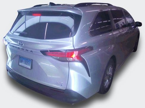 Used 2021 Toyota Sienna XLE w/ XLE Plus Package AWD/4WD image 3