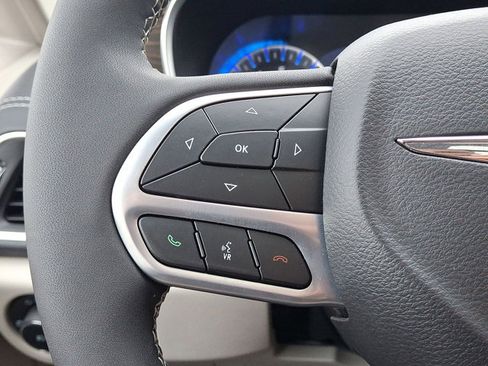 Used 2023 Chrysler Pacifica Limited w/ Uconnect Theater Family Group image 19