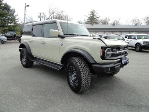 Used 2025 Ford Bronco Outer Banks w/ Sasquatch Package AWD/4WD image 3