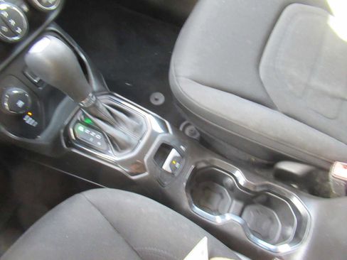 Used 2016 Jeep Renegade Latitude image 34