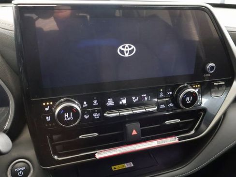Used 2024 Toyota Highlander Limited image 22