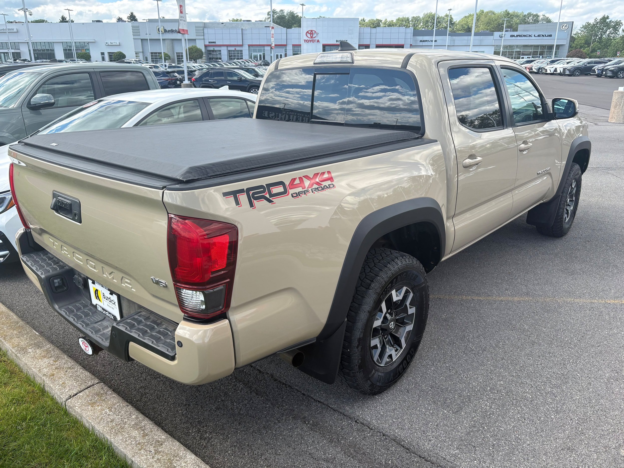 Used 2019 Toyota Tacoma TRD Off-Road w/ Technology Package AWD/4WD image 5