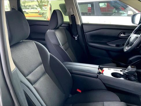 Used 2025 Nissan Rogue SV image 9