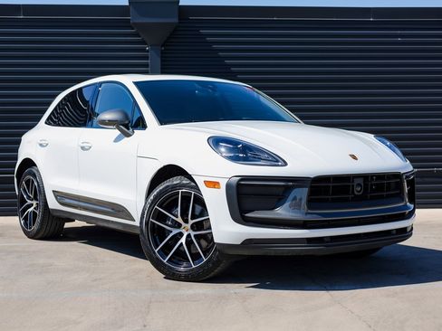 Certified 2025 Porsche Macan Turbo image 9