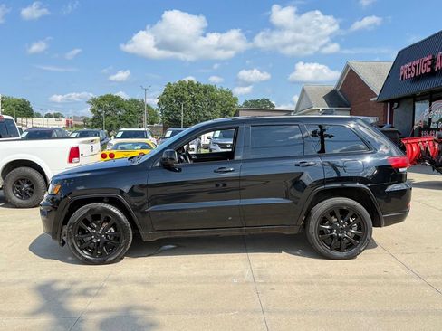 Used 2019 Jeep Grand Cherokee Altitude AWD/4WD image 3