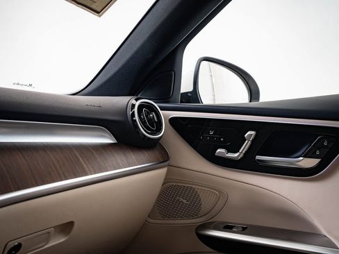 Used 2025 Mercedes-Benz C 300 4MATIC Sedan image 33