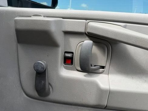 Used 2013 Chevrolet Express 2500 RWD image 12