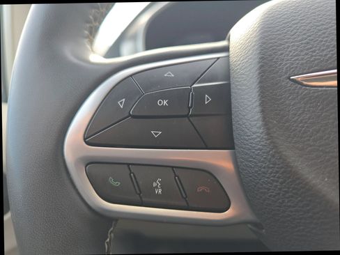 Used 2023 Chrysler Pacifica Touring-L FWD image 22