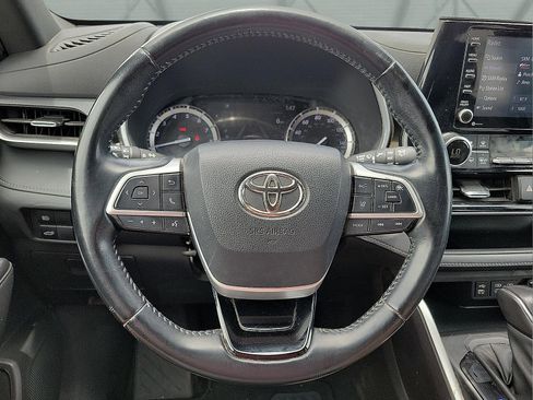 Used 2022 Toyota Highlander XSE FWD image 19