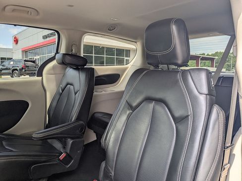 Used 2023 Chrysler Pacifica Touring-L FWD image 24