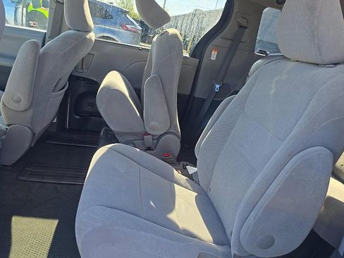Used 2017 Toyota Sienna LE FWD image 16