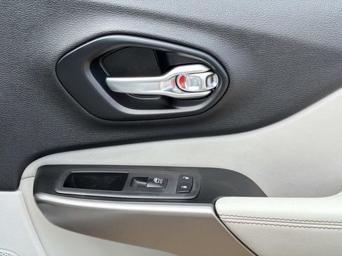 Used 2019 Jeep Cherokee Limited FWD image 17